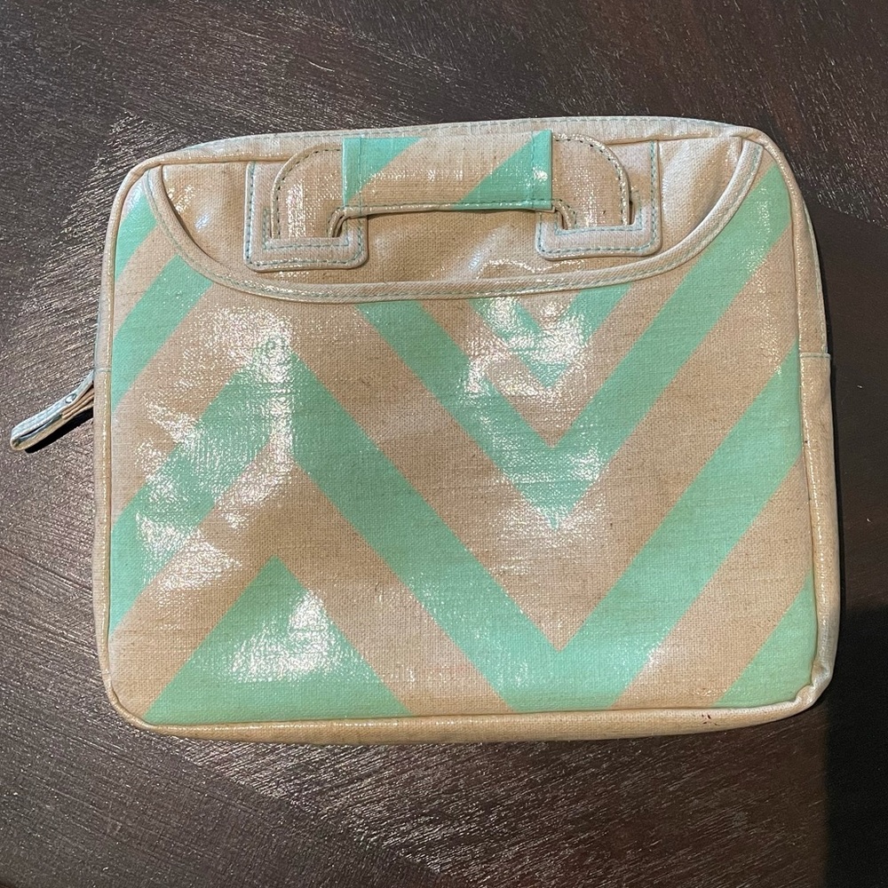 Chevron protective iPad tote w/ handles & pockets. Excellent condition!